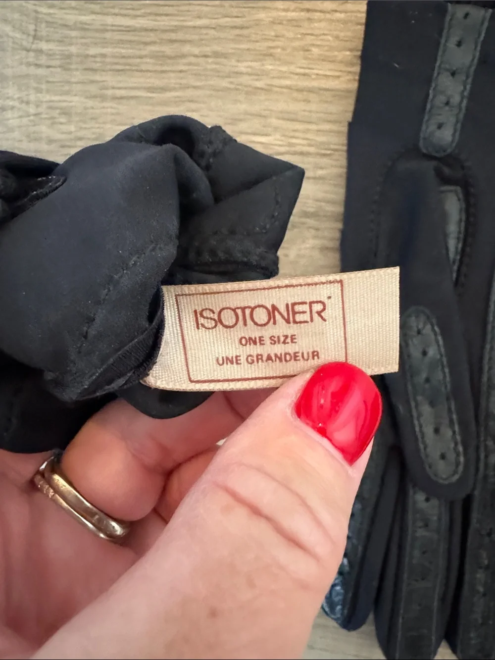 Isotoner One Size stretch gloves